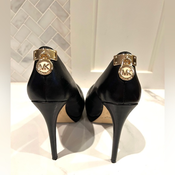 Michael Kors Shoes - Michael Kors Hamilton Padlock Pumps Size 7